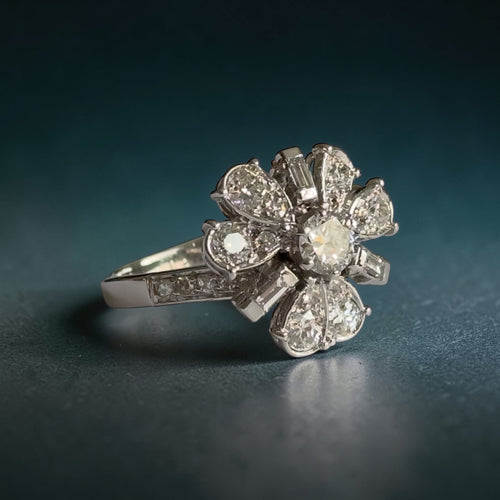 https://desbijouxenor.com/wp-content/uploads/2026/03/bague-diamants-fleur-or-blanc-18k-vue-3-4.jpg