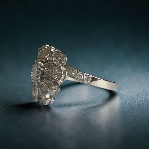 https://desbijouxenor.com/wp-content/uploads/2026/03/bague-fleur-diamants-profil-or-blanc-platine.jpg