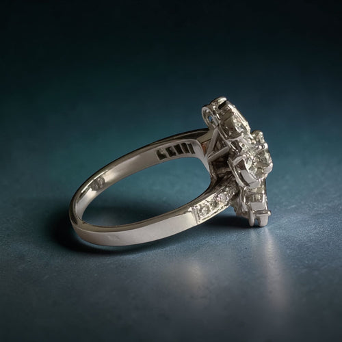 https://desbijouxenor.com/wp-content/uploads/2026/03/bague-diamant-fleur-profil-droit.jpg