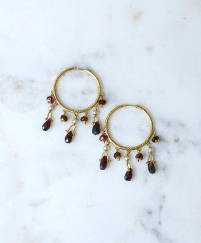 Boucles d'oreilles Boucles d’oreilles créoles en or jaune 18 ct, grenats et perles 58 Facettes