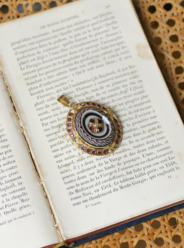 Pendentif Pendentif broche - Agate rubanée et grenats en or jaune 18 ct 58 Facettes