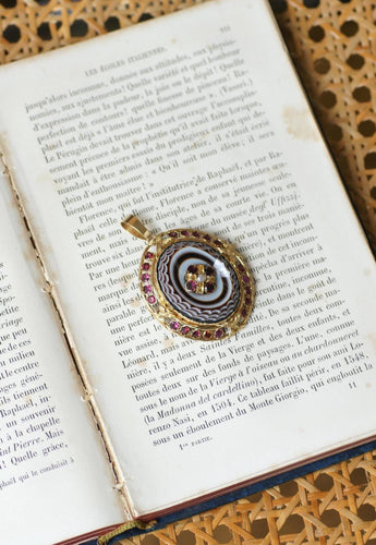 Pendentif Pendentif broche - Agate rubanée et grenats en or jaune 18 ct 58 Facettes