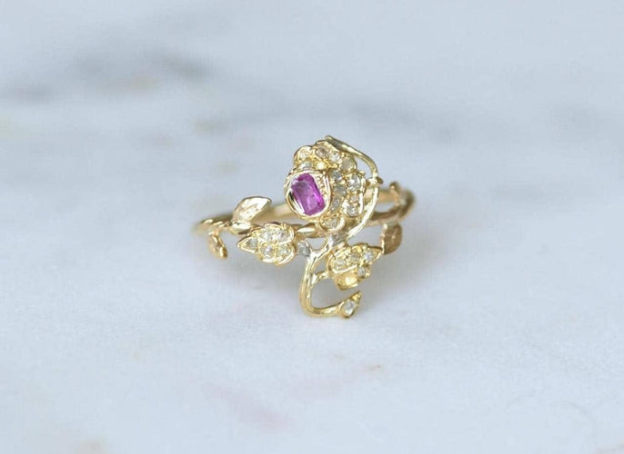 Bague 52.5 Bague ancienne rose en or jaune 18 ct rubis et diamants 58 Facettes