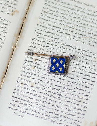 Broche Broche drapeau aux fleurs de lys en or 18 ct, diamants et perle 58 Facettes
