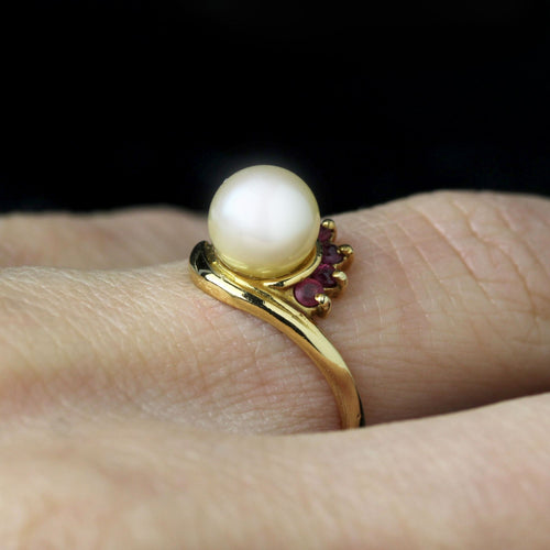 https://www.bijouxbaume.com/upload/image/bague-or-jaune-perle-de-culture-et-rubis-p-image-164598-grande.jpg