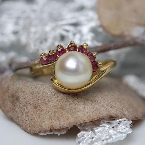 https://www.bijouxbaume.com/upload/image/bague-or-jaune-perle-de-culture-et-rubis-p-image-164603-grande.jpg