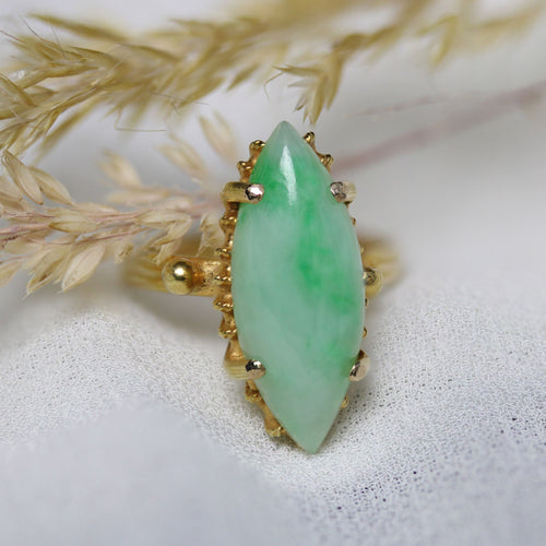 https://www.bijouxbaume.com/upload/image/bague-jade-et-or-en-marquise-p-image-163674-grande.jpg