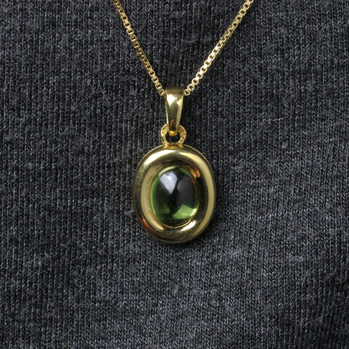 https://www.bijouxbaume.com/upload/image/pendentif-peridot-cabochon-et-sa-fine-chaine-en-or-jaune-p-image-162826-grande.jpg