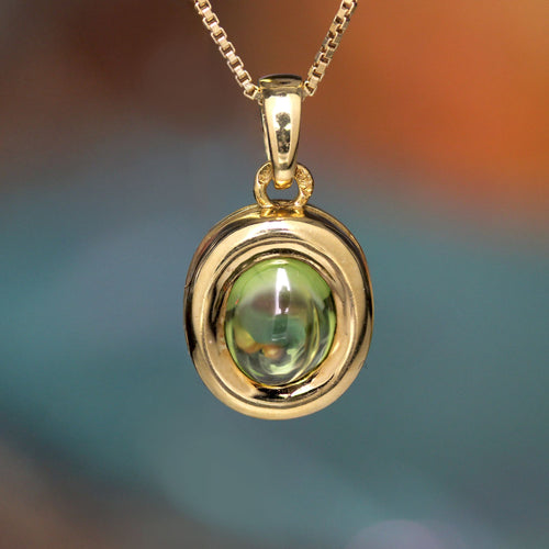 https://www.bijouxbaume.com/upload/image/pendentif-peridot-cabochon-et-sa-fine-chaine-en-or-jaune-p-image-162825-grande.jpg