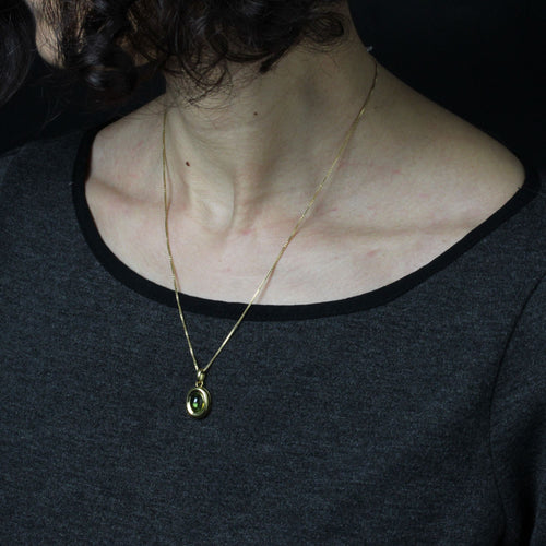 https://www.bijouxbaume.com/upload/image/pendentif-peridot-cabochon-et-sa-fine-chaine-en-or-jaune-p-image-162828-grande.jpg