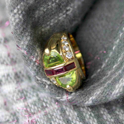 https://www.bijouxbaume.com/upload/image/bague-chevaliere-peridot-diamants-et-rubis-p-image-162745-grande.jpg