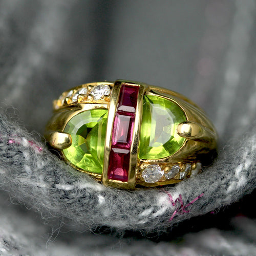 https://www.bijouxbaume.com/upload/image/bague-chevaliere-peridot-diamants-et-rubis-p-image-162744-grande.jpg