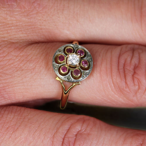 https://www.bijouxbaume.com/upload/image/bague-ronde-rubis-et-diamants-ancienne-p-image-155377-grande.jpg