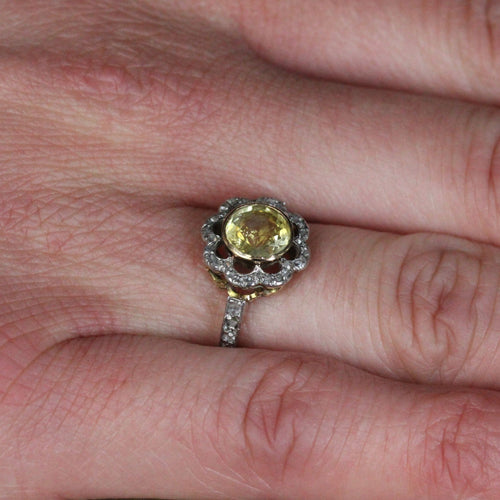 https://www.bijouxbaume.com/upload/image/bague-ancienne-fleur-saphir-jaune-et-diamants-p-image-153568-grande.jpg