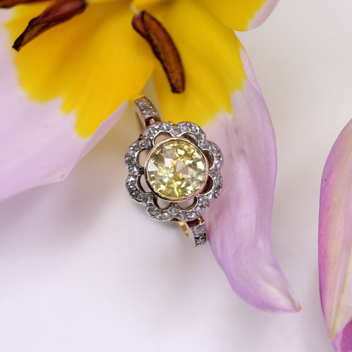 https://www.bijouxbaume.com/upload/image/bague-ancienne-fleur-saphir-jaune-et-diamants-p-image-153559-grande.jpg