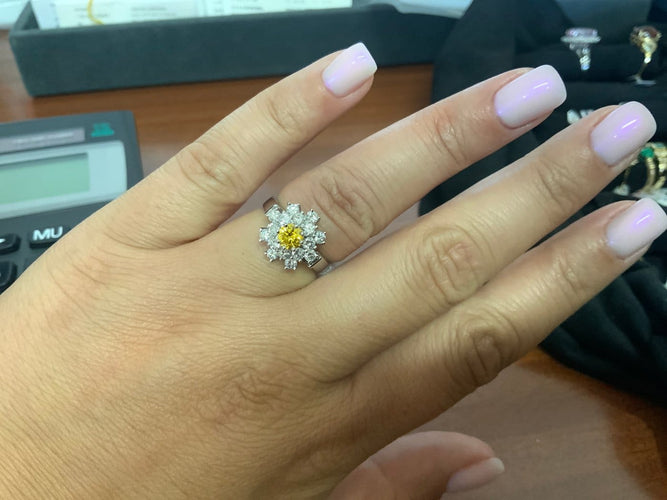 Bague 52.5 Bague en or blanc fleur diamant jaune 58 Facettes BA-42