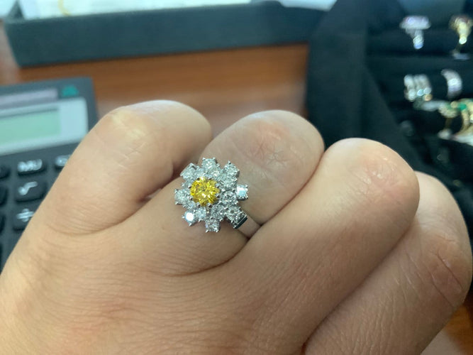 Bague 52.5 Bague en or blanc fleur diamant jaune 58 Facettes BA-42