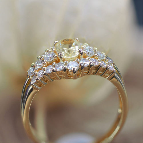 https://www.bijouxbaume.com/upload/image/bague-saphir-jaune-et-diamants-or-jaune-p-image-129600-grande.jpg