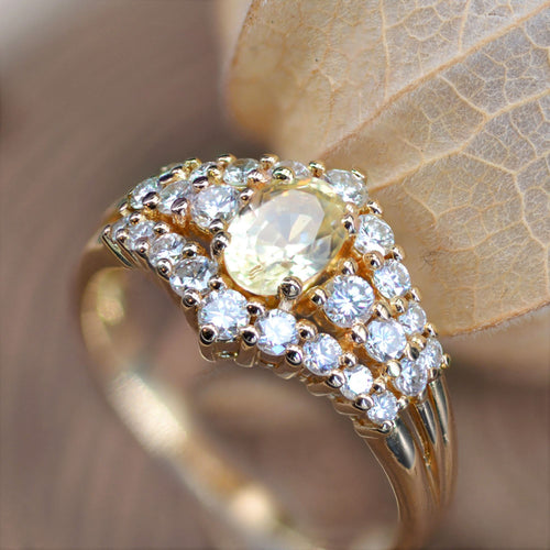 https://www.bijouxbaume.com/upload/image/bague-saphir-jaune-et-diamants-or-jaune-p-image-129599-grande.jpg