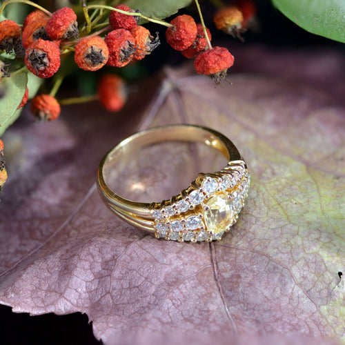 https://www.bijouxbaume.com/upload/image/bague-saphir-jaune-et-diamants-or-jaune-p-image-129603-grande.jpg