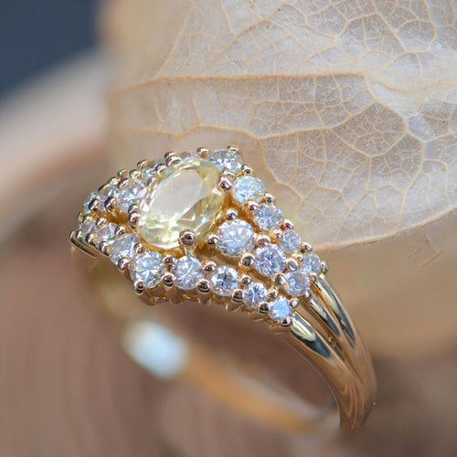 https://www.bijouxbaume.com/upload/image/bague-saphir-jaune-et-diamants-or-jaune-p-image-129601-grande.jpg