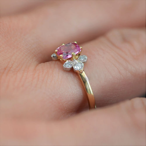 https://www.bijouxbaume.com/upload/image/fine-bague-saphir-rose-et-diamants-p-image-124805-grande.jpg