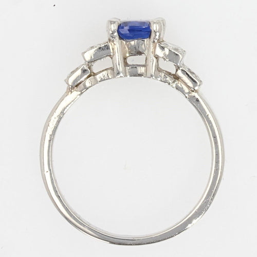 https://www.bijouxbaume.com/upload/image/bague-style-art-deco-saphir-diamants--p-image-124510-grande.jpg