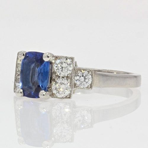 https://www.bijouxbaume.com/upload/image/bague-style-art-deco-saphir-diamants--p-image-124509-grande.jpg