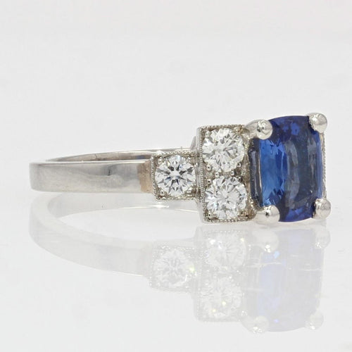 https://www.bijouxbaume.com/upload/image/bague-style-art-deco-saphir-diamants--p-image-124502-grande.jpg