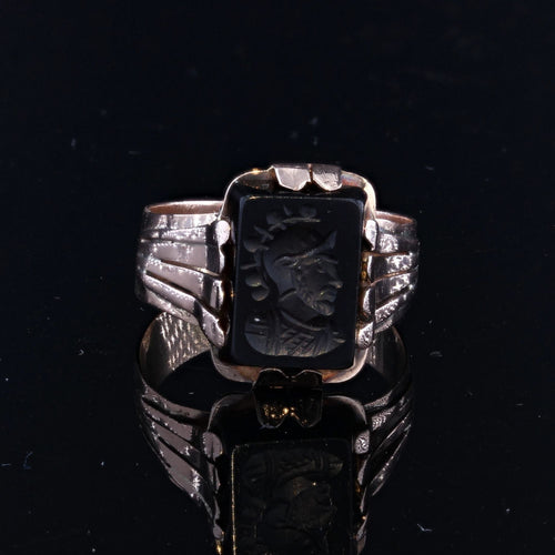 https://www.bijouxbaume.com/upload/image/bague-ancienne-en-or-et-intaille-p-image-113568-grande.jpg