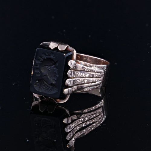 https://www.bijouxbaume.com/upload/image/bague-ancienne-en-or-et-intaille-p-image-113569-grande.jpg