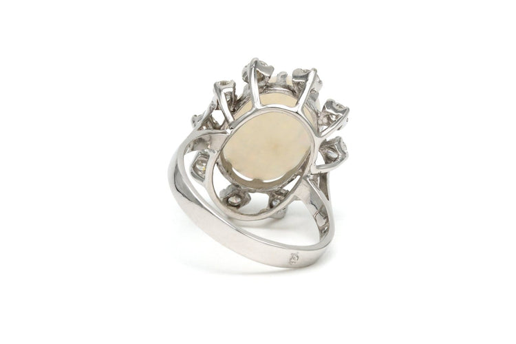 Bague 53 Bague contemporaine en or blanc 14 carats avec opale et diamants 58 Facettes 21993