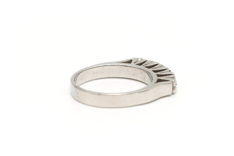 Bague 52 Bague contemporaine en or blanc 14 carats sertie de diamants 58 Facettes 19299