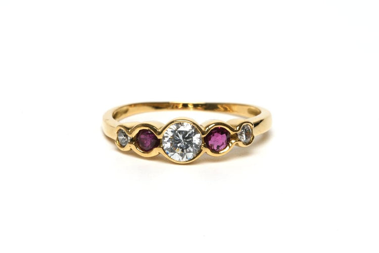 Bague 54 Alliance demi-américaine contemporaine en or jaune 18 carats, rubis et diamants 58 Facettes 21952