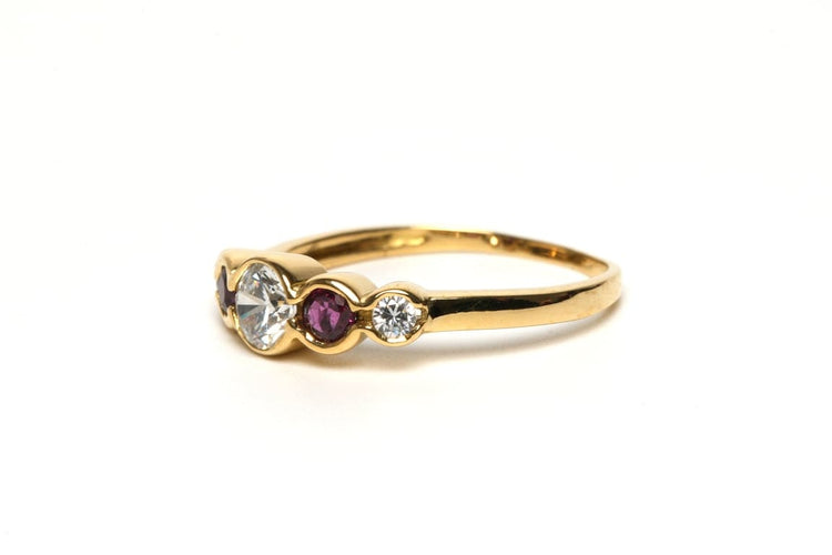 Bague 54 Alliance demi-américaine contemporaine en or jaune 18 carats, rubis et diamants 58 Facettes 21952