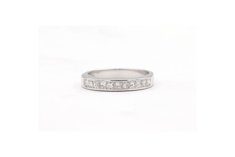 Bague 54 Alliance demi-américaine en or blanc 18 carats sertie de diamants princesse 58 Facettes 19364