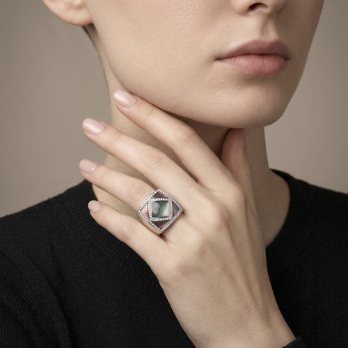 Bague 59 Bague en or blanc 18 carats avec nacre noire et diamants 58 Facettes OC-61E00501