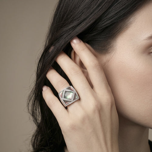 Bague 59 Bague en or blanc 18 carats avec nacre noire et diamants 58 Facettes OC-61E00501