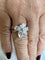Bague Bague en or blanc 18 carats avec fleur solitaire en diamant 58 Facettes P756