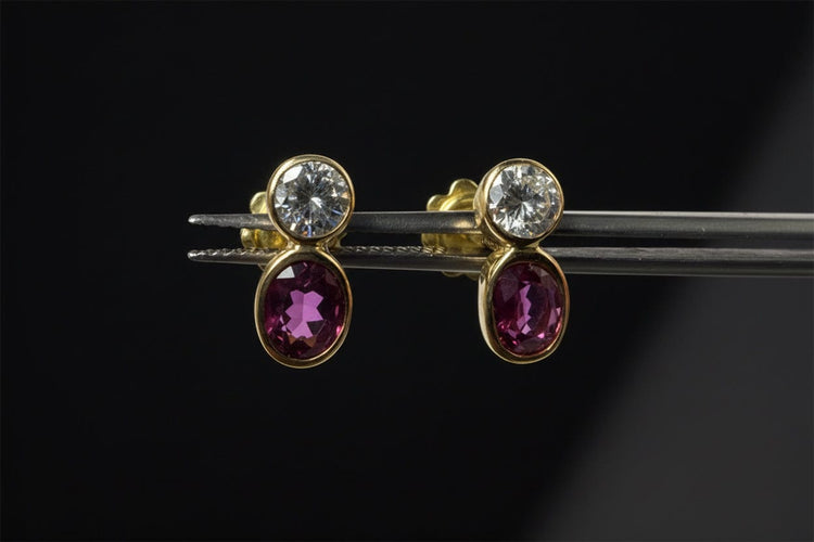 Boucles d'oreilles Boucles d’oreilles - Puces en or jaune 18K, diamants et rubis 58 Facettes