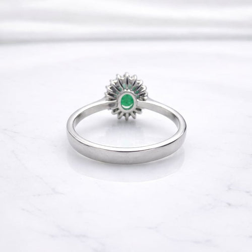 Bague 54 Bague marguerite en or blanc 18 carats, émeraudes et diamants 58 Facettes Bague marguerite en or émeraudes et diamants