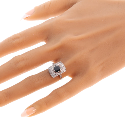 26022-0153.p02_Circa 1930 Art Deco sapphire ring framed by fifty rose cut diamonds-en.jpg