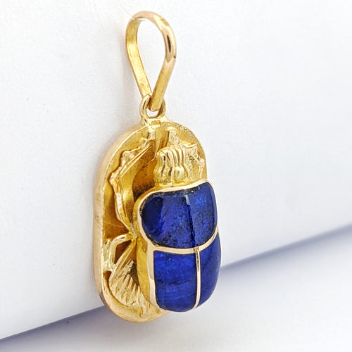 https://18carats.fr/wp-content/uploads/2025/10/32613-33057-Pendentif-Scarabee-en-Or-Jaune-18-carats-et-Lapis-Lazuli-scaled.jpg