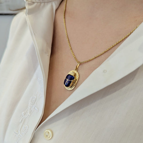 https://18carats.fr/wp-content/uploads/2025/10/32613-33503-Pendentif-Scarabee-en-Or-Jaune-18-carats-et-Lapis-Lazuli-scaled.jpg