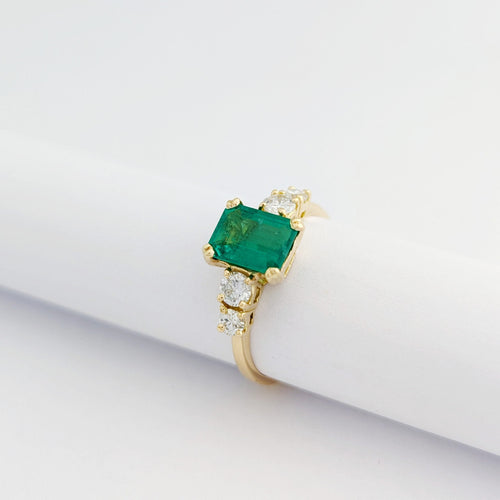 Bague 47 Bague en or jaune 18 carats avec émeraude et diamants 58 Facettes 32894