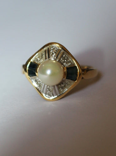 Bague 53 Bague losangique en or jaune 18 carats, saphirs, perle et diamants 58 Facettes 605