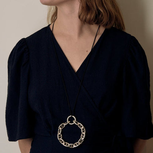 Pendentif Hermès - Chaîne d'ancre - Pendentif rond en argent et cordelière en coton noir 58 Facettes 58FC38