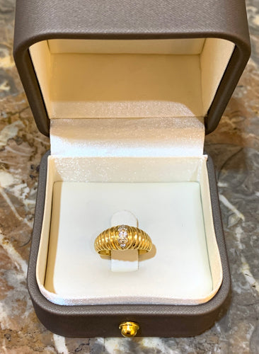 https://cdn.shopify.com/s/files/1/0647/1470/3075/files/Bague_Vintage_-_Bague_Godron_Diamants_Or_Jaune_-_Joaillerie_Paris_-_Les_Pierres_de_Julie_5.jpg?v=1772719461