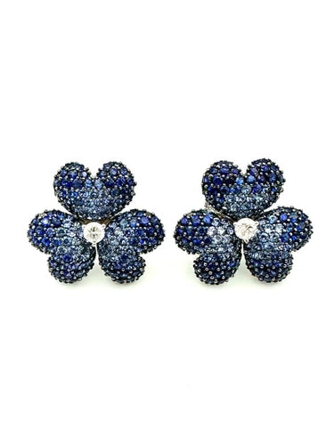 Boucles d'oreilles MOUAWAD Flower of Eternity - Boucles d’oreilles fleur en or blanc 18K saphirs et diamants 58 Facettes MOUAWAD boucles