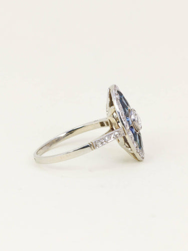 Bague 50 Bague Art déco en or blanc 18 carats, diamants et saphirs calibrés 58 Facettes 1199.8